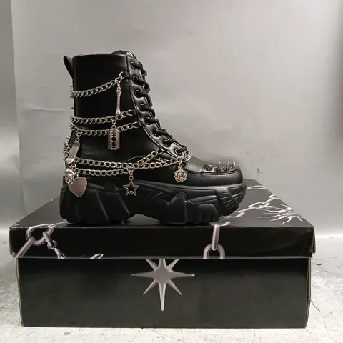 BOXED PAIR OF KOI BONED CATCH BLACK MYSTIC CHARM BOOTS IN BLACK SIZE UK 3