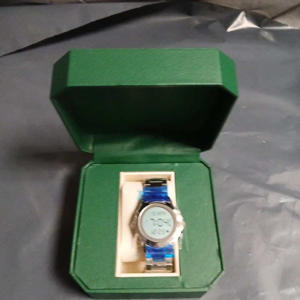 GUIDED & CO DIGITAL WRISTWATCH WITH STAINLESS STEEL BRACELET – GREEN PRESENTATION BOX