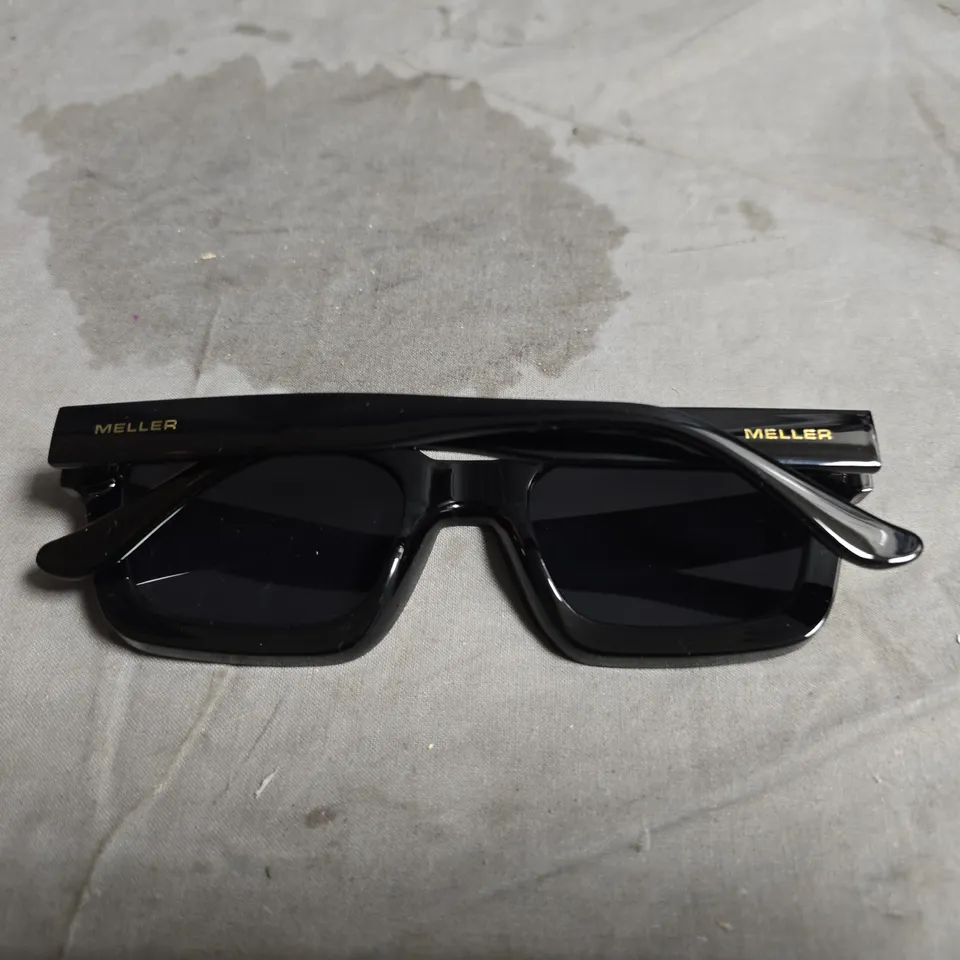 MELLER SUNGLASSES, BLACK RECTANGULAR FRAME - BOXED 