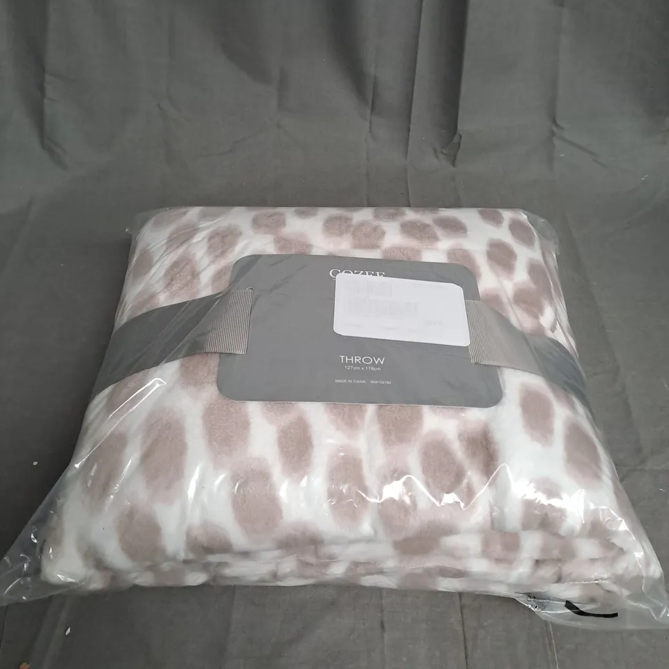 BOXED COZEE HOME PLUSH PRINT THROW IN TAUPE DOTS