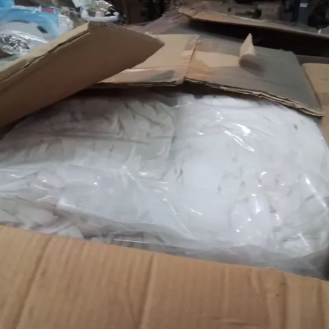 PALLET CONTAINING A LARGE QUANTITY OF COTTON STRING FOR TEA TOWELS 