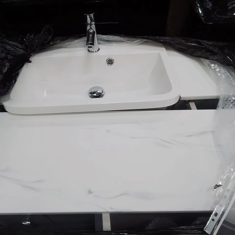 PALLET OF ASSORTED BATHROOM CABINETS AND FITTINGS 
