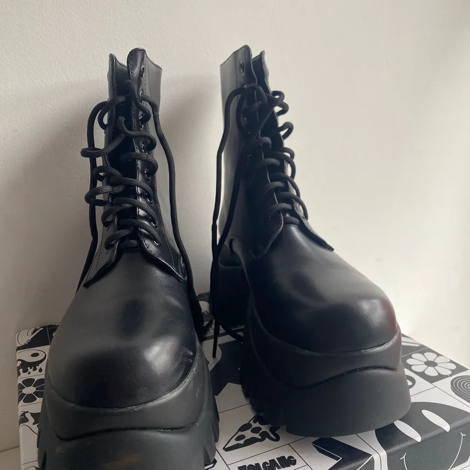 BOXED PAIR OF KOI RANCOR VILUN BLACK LACE-UP BOOTS SIZE 5