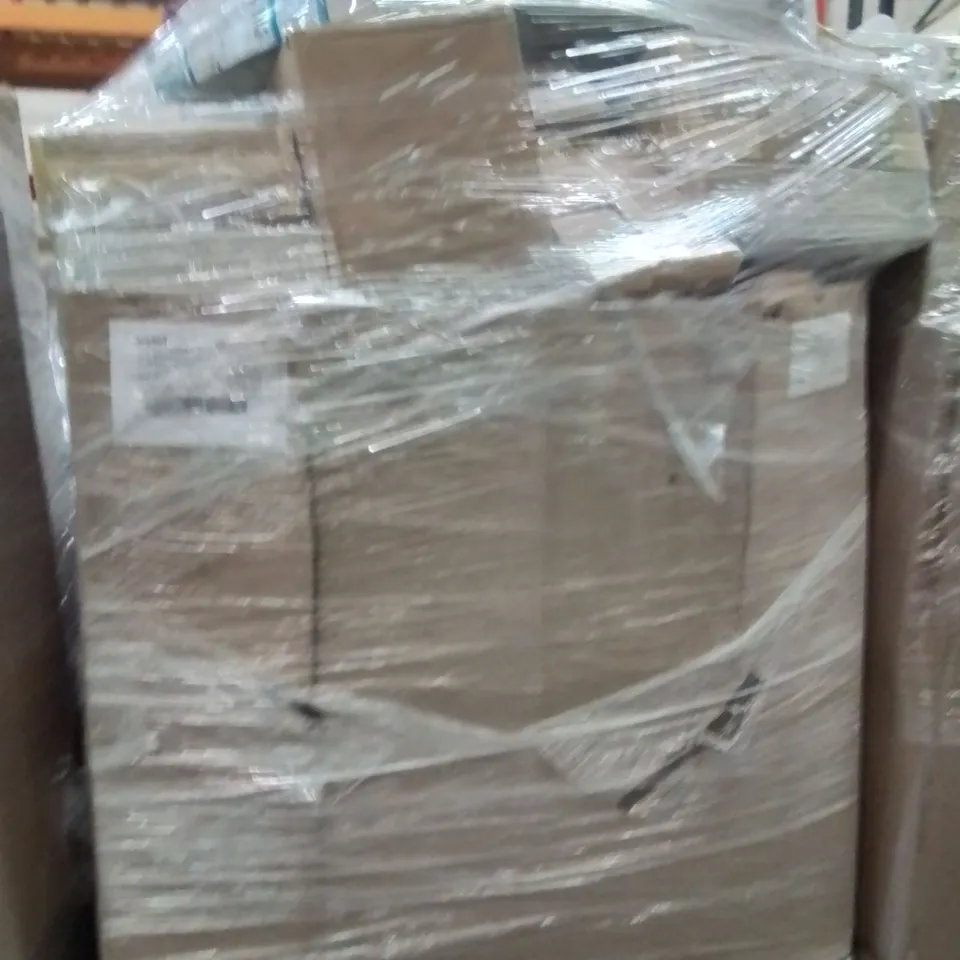 PALLET CONTAINING A LARGE QUANTITY OF ASSORTED LIGHTING 