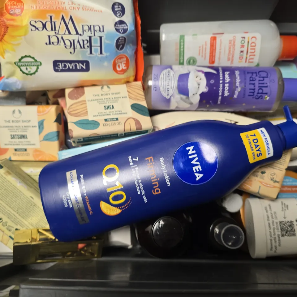 APPROXIMATELY 15 ASSORTED HEALTH & BEAUTY ITEMS TO INCLUDE - CHILDS FARM HAIR & BODY WASH , HAND WASH ETC