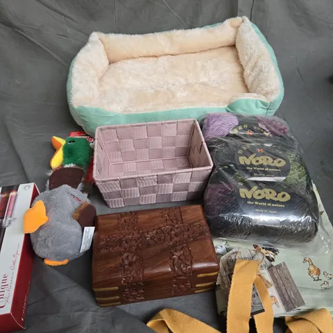 LARGE BOX OF APPROXIMATELY 15 ASSORTED HOUSEHOLD ITEMS TO INCLUDE - IVORO YARN - SMALL PET BED - KONG DOG TOY - ETC