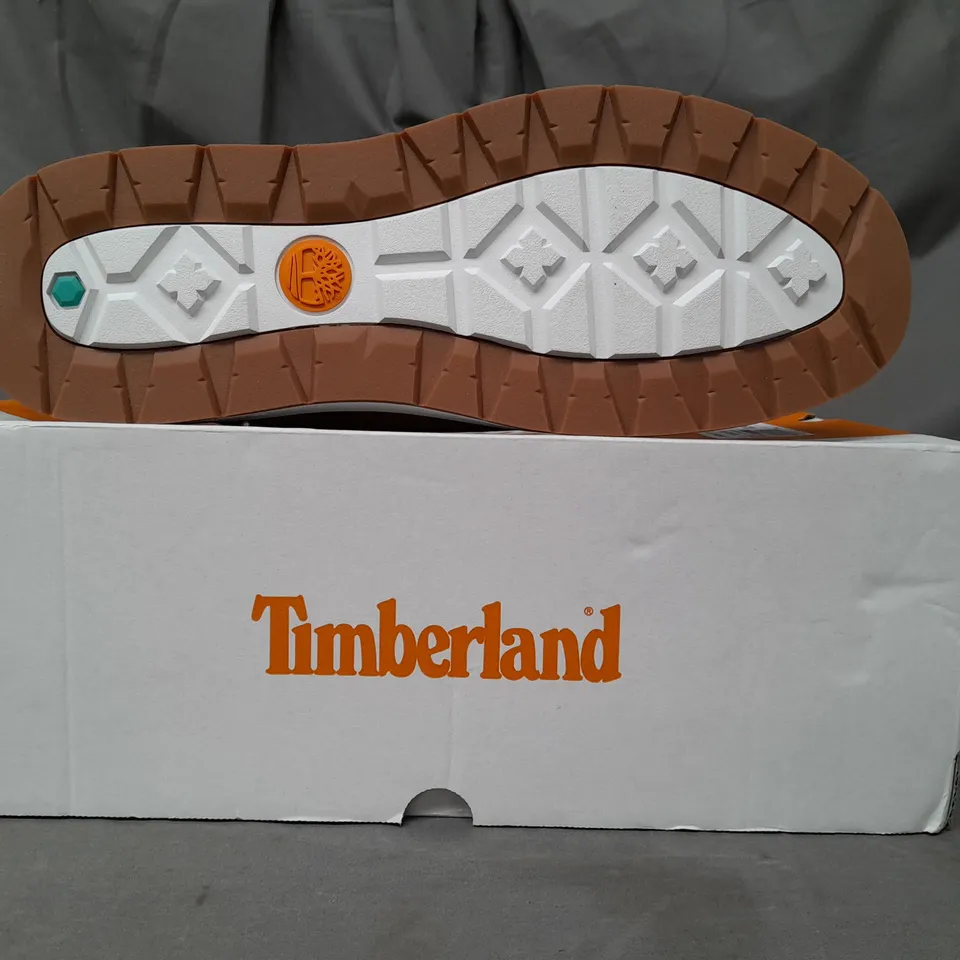 BOXED PAIR OF TIMBERLAND MAPLE GROVE CHUKKA BOOTS IN WHEAT UK SIZE 11.5