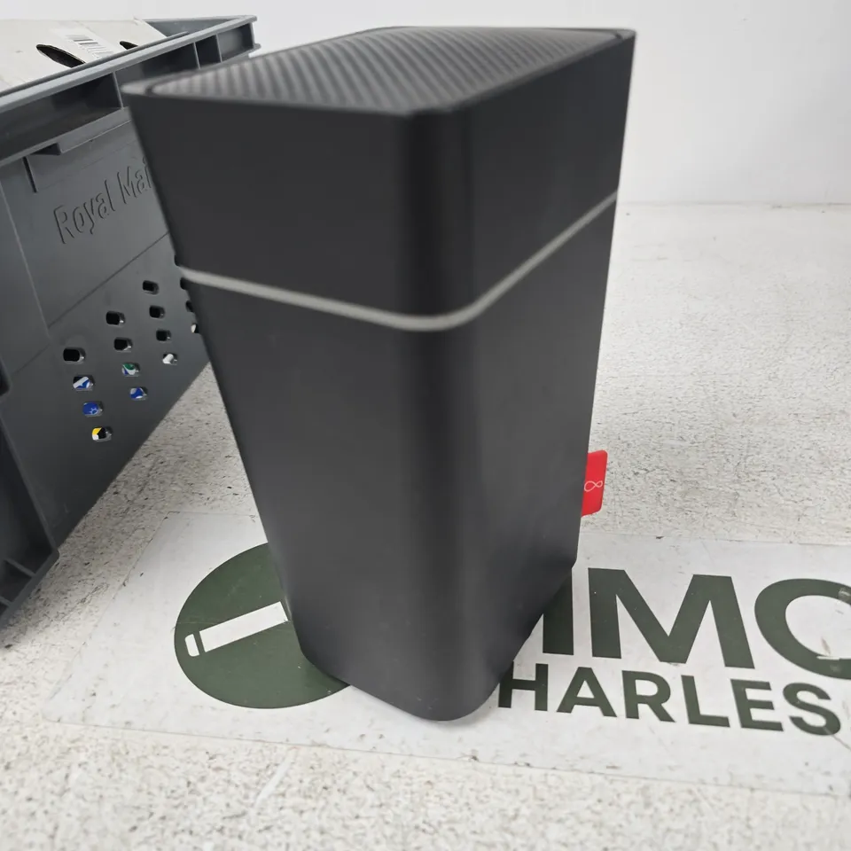 TOTE OF APPROXIMATELY 12 ASSORTED ITEMS TO INCLUDE: VIRGIN MEDIA ROUTER
