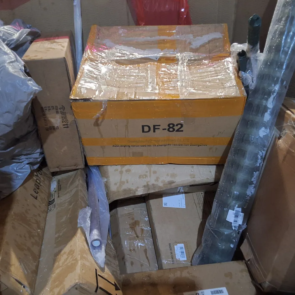 LARGE PALLET OF ASSORTED HOUSEHOLD ITEMS TO INCLUDE NEW DAY LIGHT, HARD SHELLED LUGGAGE AND BAMBOO SHOE RACK