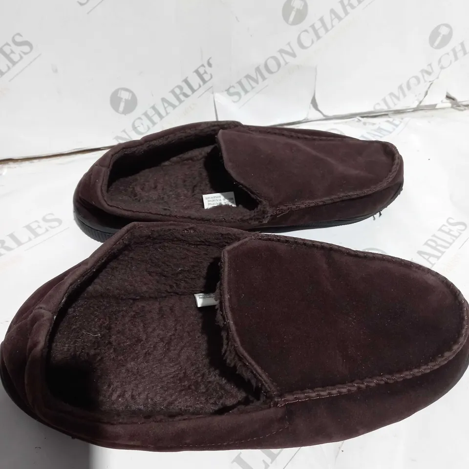 PAIR OF MUK LUKS MOCCASIN SLIPPERS IN BROWN SIZE SMALL