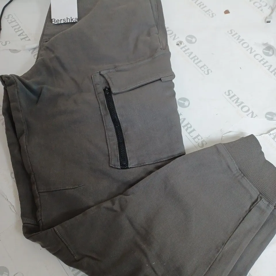 BERSHKA GREY CARGO PANTS - SIZE LARGE