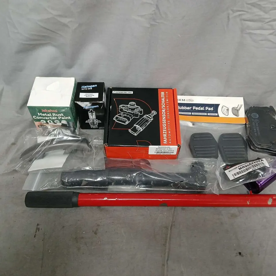 APPROXIMATELY 12 ASSORTED VEHICLE PARTS & ACCESORIES TO INCLUDE RUBBER PEDAL PADS, AUTOMOTIVE SENSOR/SWITCH, HALOGEN H4 LAMP, ETC