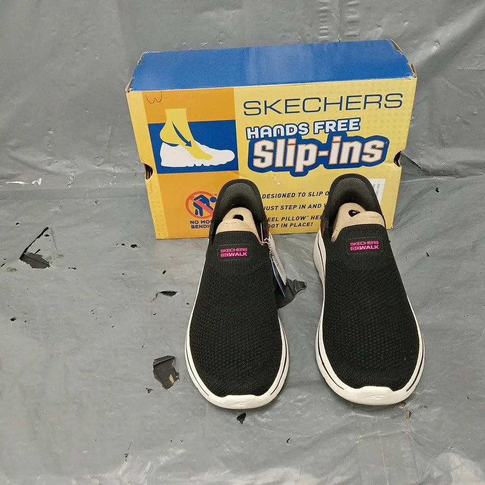 BOXED PAIR OF SKETCHERS HANDS FREE SLIP IN ARCH 2.0 BLACK SIZE 6
