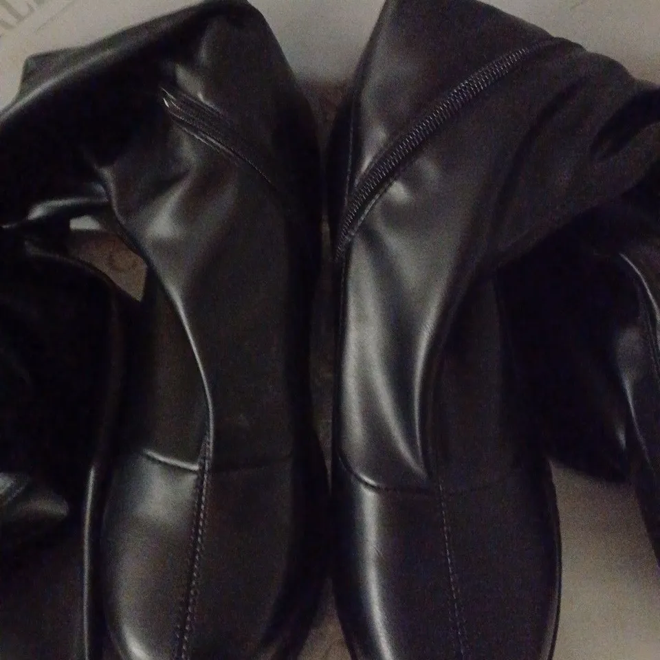 PAIR OF KOI WOMEN'S THE BALANCED UNIFLEX WIDE THIGH HIGH BOOTS SIZE 6