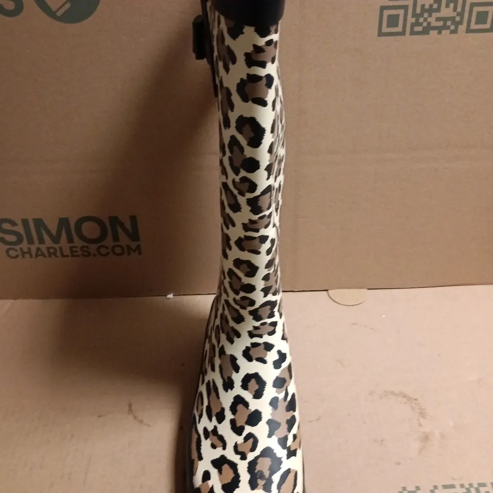 PAIR OF URBAN JACKS LEOPARD PRINT TALL WELLIES - 6 