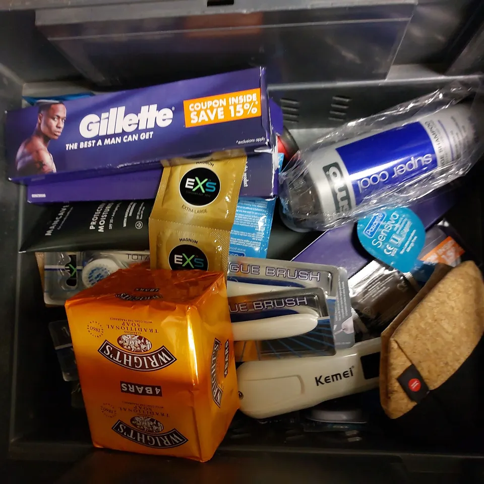 BOX OF APPROX 10 COSMETIC ITEMS TO INCLUDE NIVEA MEN CREAM, SLEEP EASY FOAM EAR PLUGS, OPRO MOUTH GUARD