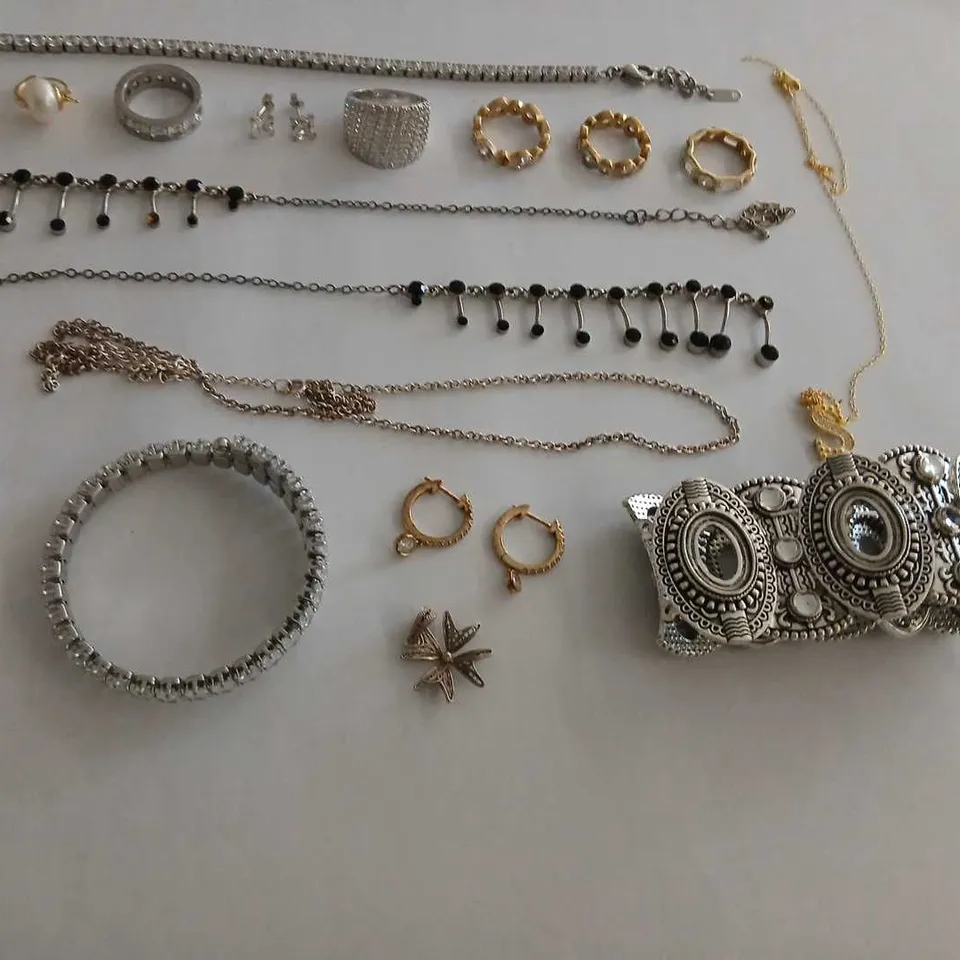 APPROXIMATELY 15 PIECES OF ASSORTED JEWELLERY  