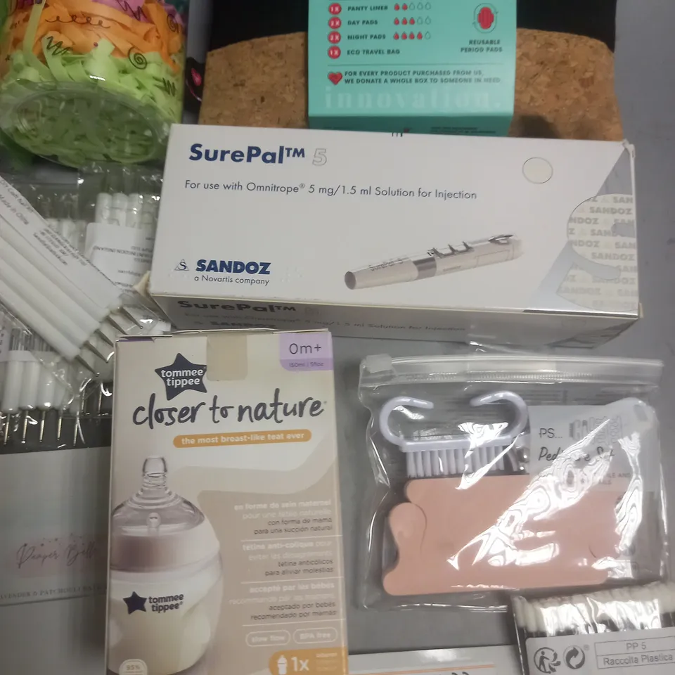LOT OF APPROXIMATELY 20 ASSORTED HEALTH AND BEAUTY ITEMS TO INCLUDE HEY GIRLS FULL CYCLE KIT, GEL EYE MASK AND SWIRLY SOAP