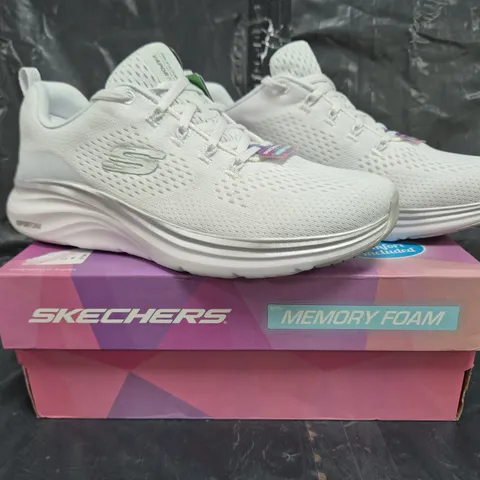 BOXED PAIR OF SKECHERS VAPOR FOAM MIDNIGHT GLIMMER LACE UP TRAINERS IN WHITE SIZE 6