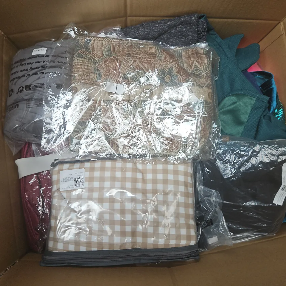APPROXIMATELY 30 ASSORTED CLOTHING ITEMS IN VARIOUS SIZES, STYLES & COLOURS TO INCLUDE BRANDS SUCH AS YOURS, FASHION, ZARA, ETC - COLLECTION ONLY