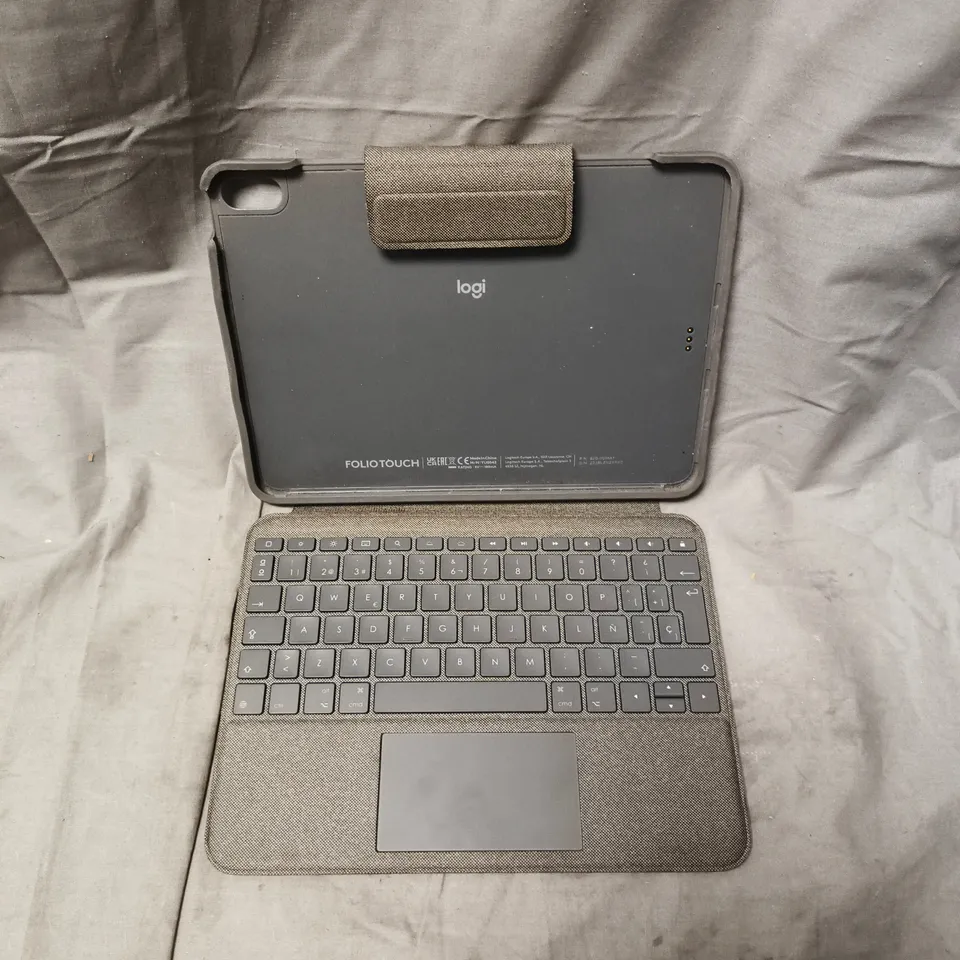  LOGITECH FOLIO TOUCH KEYBOARD CASE (COMPATIBLE FOR IPAD AIR 11-INCH (M2 & M3), IPAD AIR (4TH & 5TH GEN)) (YU0043)