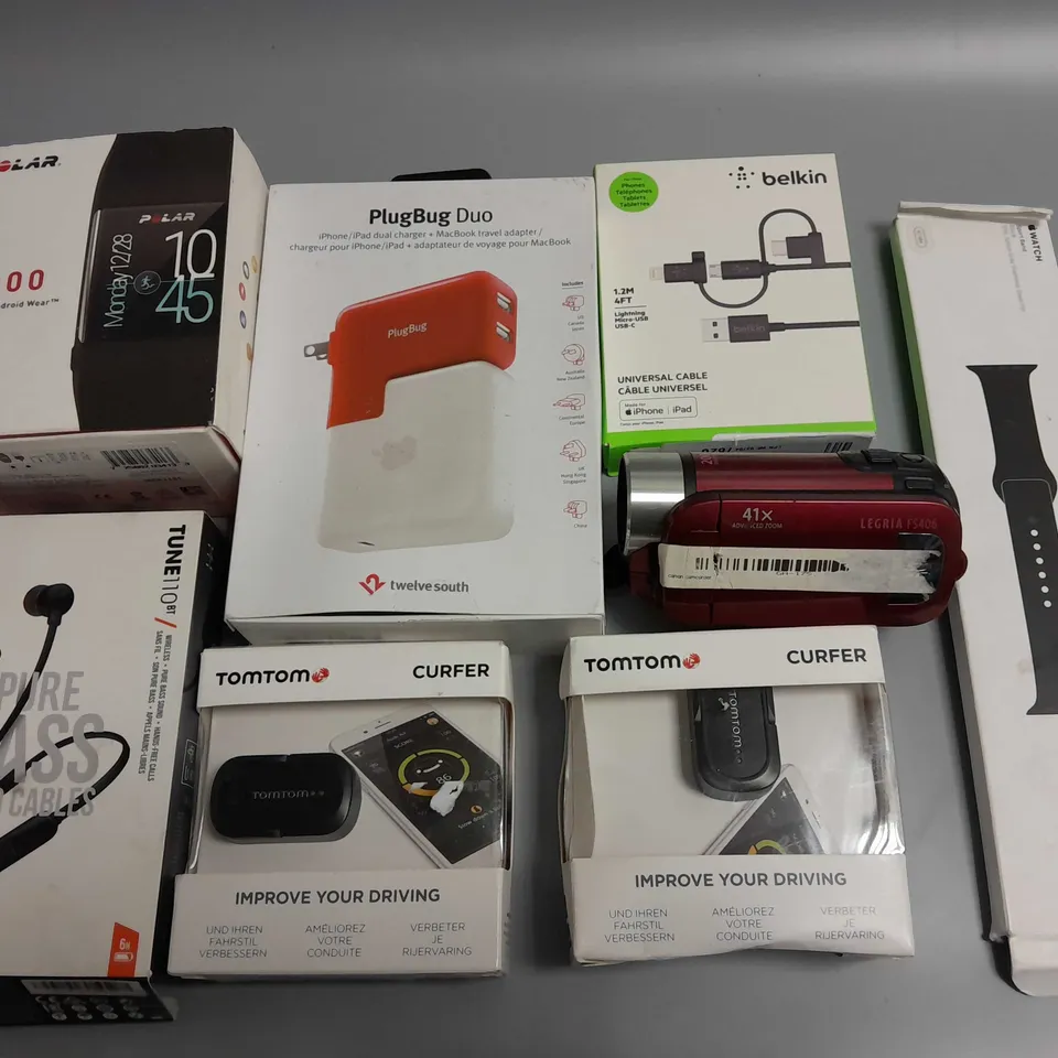 LOT OF 8 ASSORTED TECH ITEMS TO INCLUDE APPLE SPORT BAND, TOMTOM CURFER AND JBL TUNE 110BT