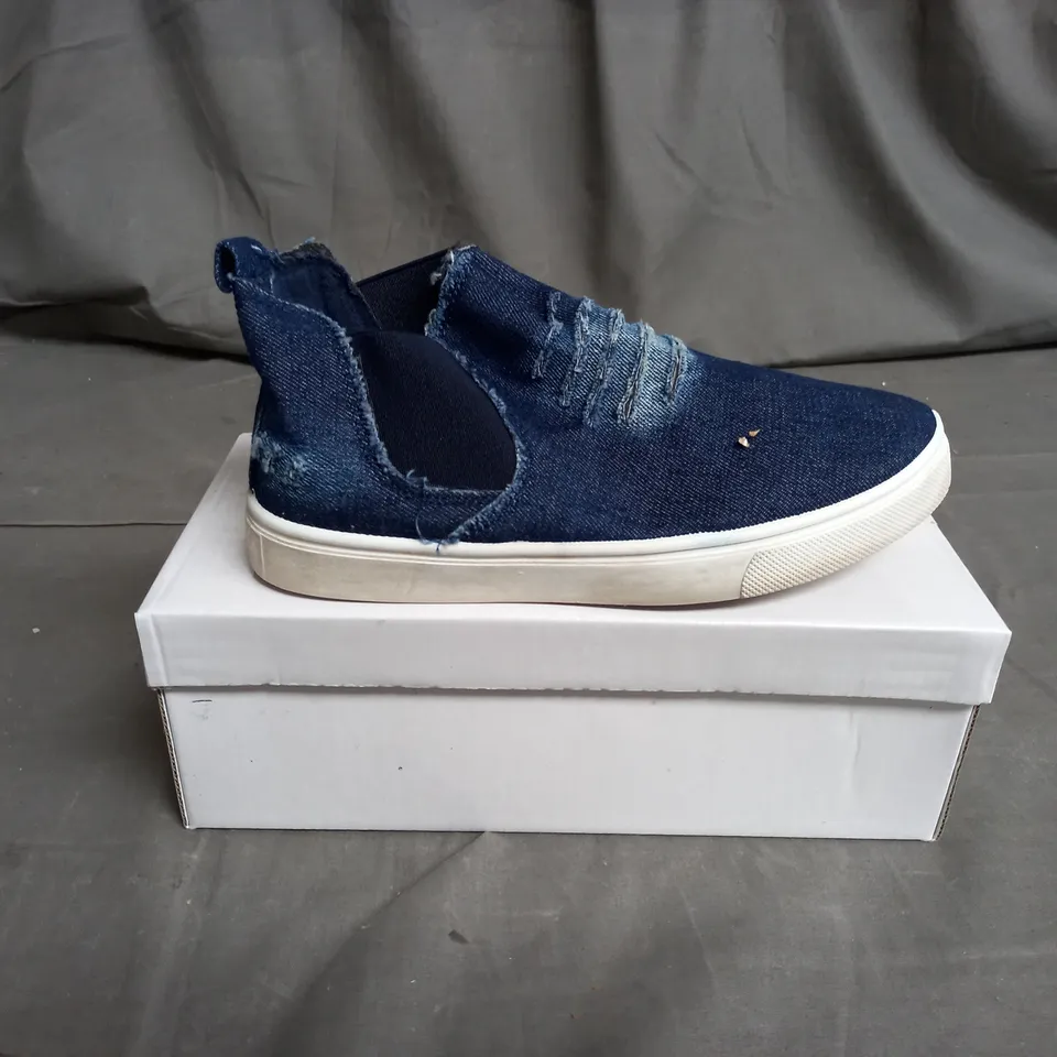 APPROXIMATELY 12 PAIRS OF WOMENS DENIM EFFECT SHOES IN VARIOUS SIZES