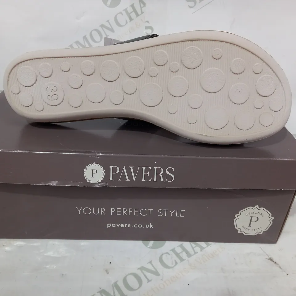 BOXED PAIR OF PAVERS OPEN TOE SANDALS IN BLACK W. JEWEL EFFECT SIZE 6
