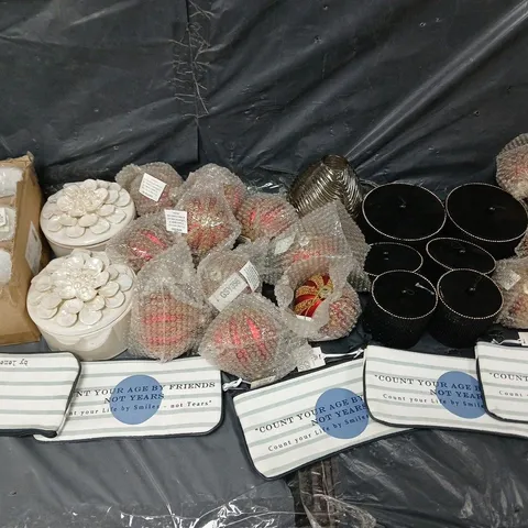 LARGE BOX OF APPROXIMATELY 12 ASSORTED HOUSEHOLD GOODS TO INCLUDE CANDLE HOLDERS, CANDLES, AND STORAGE POTS ETC. 
