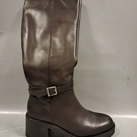 BOXED PAIR OF DUNE LONDON KNEE-HIGH BOOTS IN BROWN SIZE 7