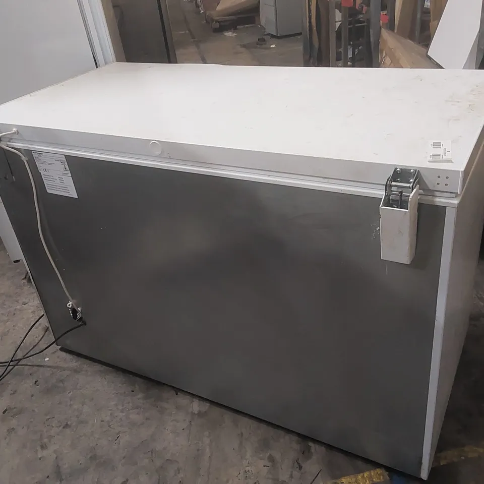 VESTFROST COMMERCIAL CHEST FREEZER SZ362C