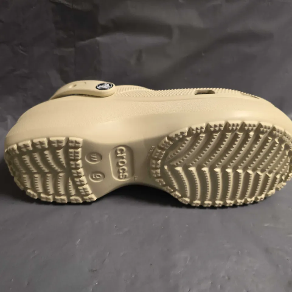 PAIR OF WOMENS CROC CLASSIC PLATFORM CLOGS - UK SIZE 7