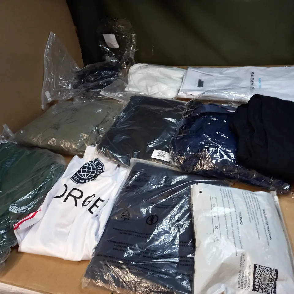 LOT OF APPROX 20 ASSORTED CLOTHING ITEMS TO INCLUDE JUMPERS, SOCKS AND T-SHIRTS