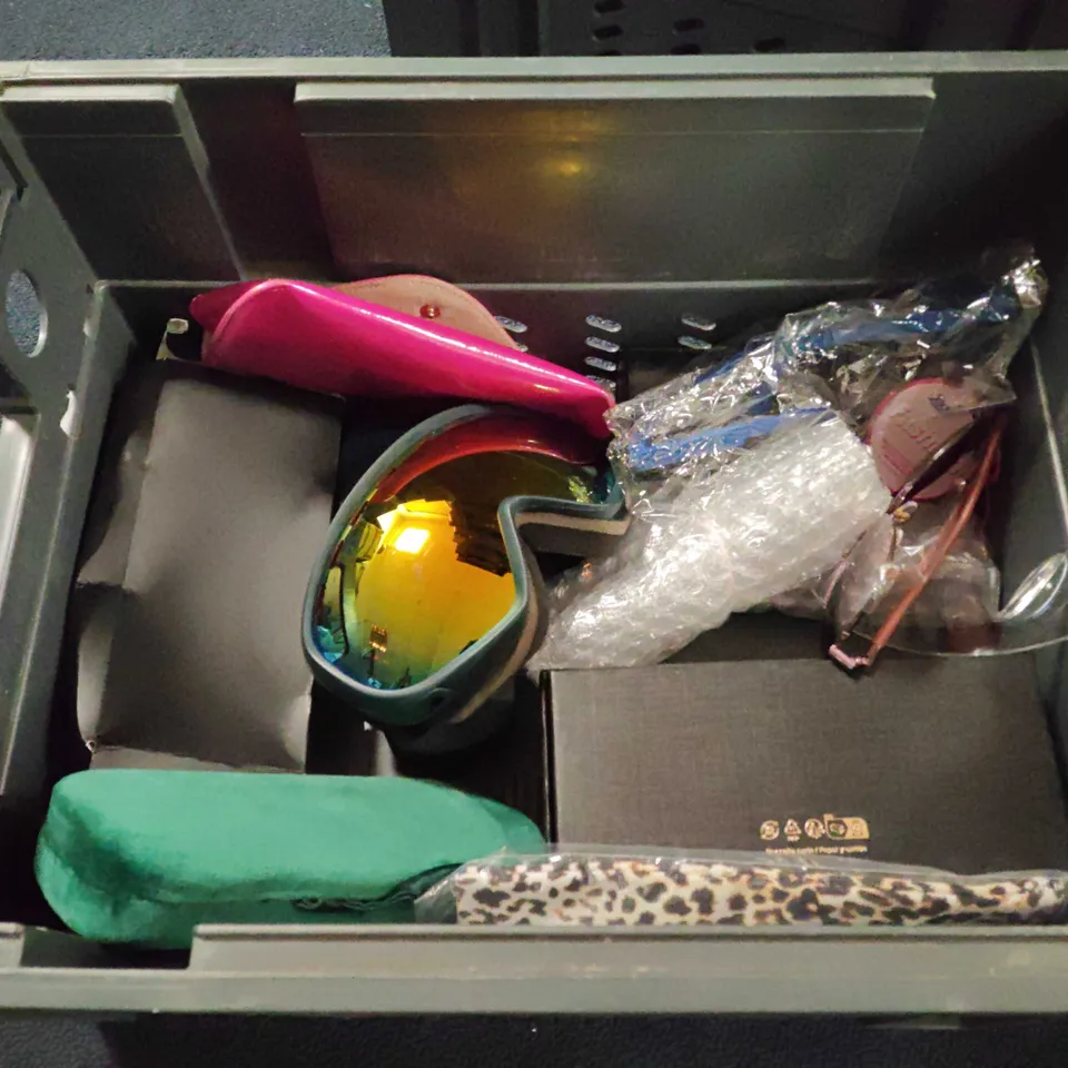 LOT OF APPROXIMATELY 18 ASSORTED PAIRS OF GLASSES AND CASES TO INCLUDE LONDON RETRO, PILGRIM AND GAOYE