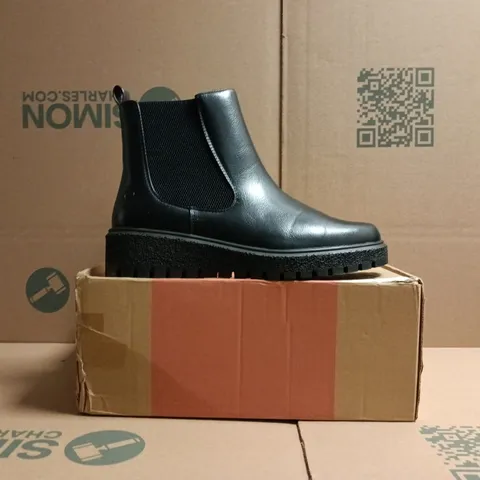 BOXED PAIR OF HEAVENLY FEET CHELSEA BOOTS IN BLACK SIZE 5