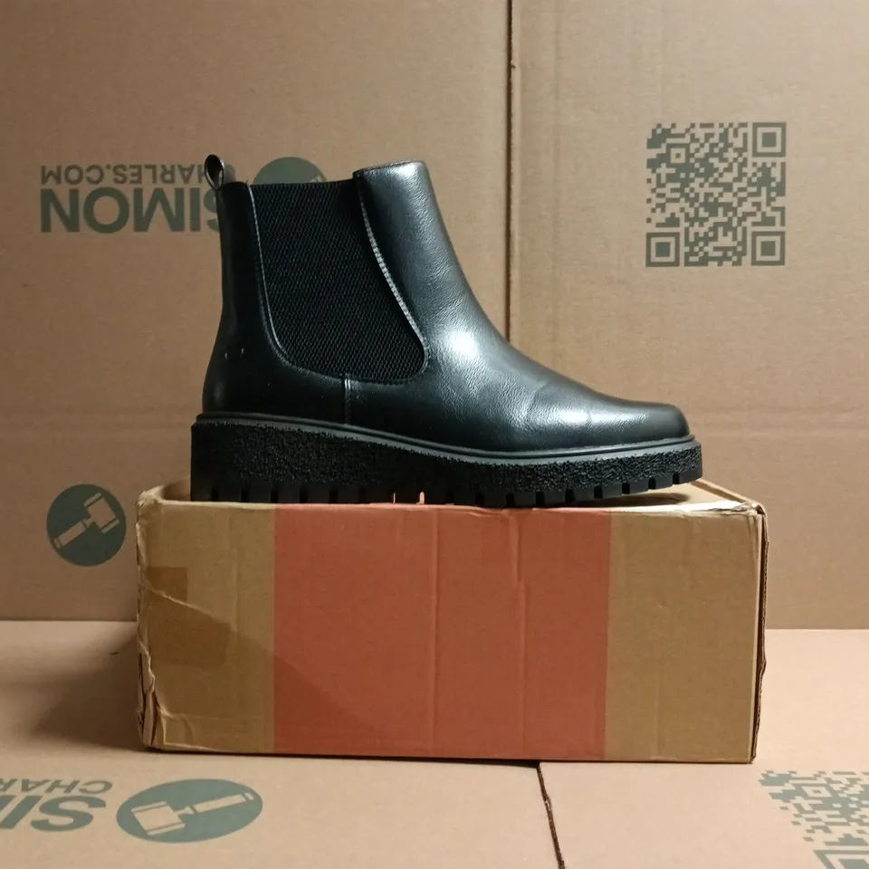 BOXED PAIR OF HEAVENLY FEET CHELSEA BOOTS IN BLACK SIZE 5