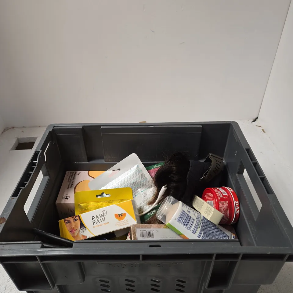 TOTE OF APPROXIMATELY 10 ASSORTED BEAUTY PRODUCTS INCLUDING ST IVES FRESH SKIN SCRUB, DAX WAVE AND GROOM HAIR DRESS AND LAND & WATER PULSE POINT OIL