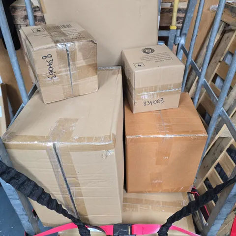 APPROXIMATELY 15 ASSORTED ITEMS TO INCLUDE MAGNIFYING GLASS, DUVET SETS, TEALIGHTS, ETC - COLLECTION ONLY