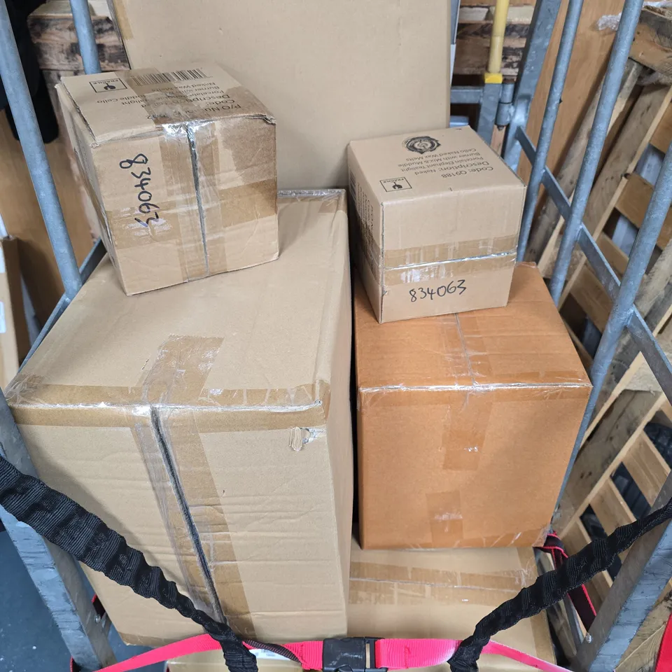 APPROXIMATELY 15 ASSORTED ITEMS TO INCLUDE MAGNIFYING GLASS, DUVET SETS, TEALIGHTS, ETC - COLLECTION ONLY