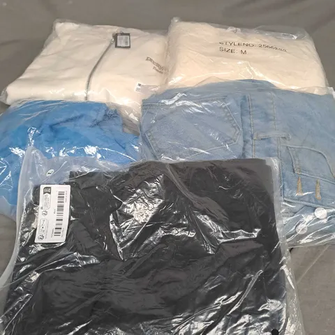 APPROXIMATELY 25 ASSORTED CLOTHING ITEMS IN VARIOUS SIZES TO INCLUDE JEANS, SWEATER, HOODIE, ETC