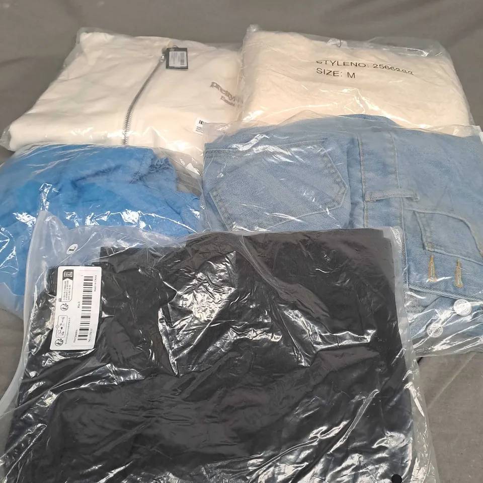 APPROXIMATELY 25 ASSORTED CLOTHING ITEMS IN VARIOUS SIZES TO INCLUDE JEANS, SWEATER, HOODIE, ETC