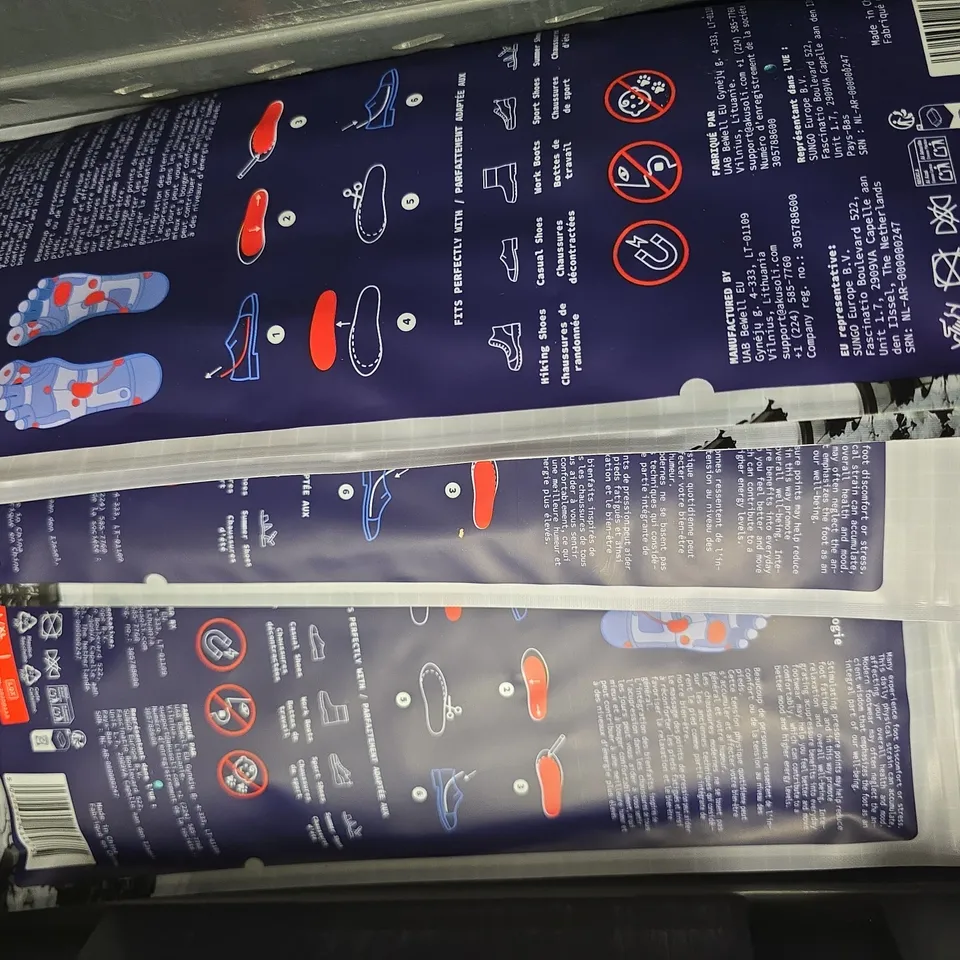 TOTE OF APPROXIMATELY 12 ASSORTED AKUSOLI MAGNETIC ACUPRESSURE INSOLES SIZE L/XL