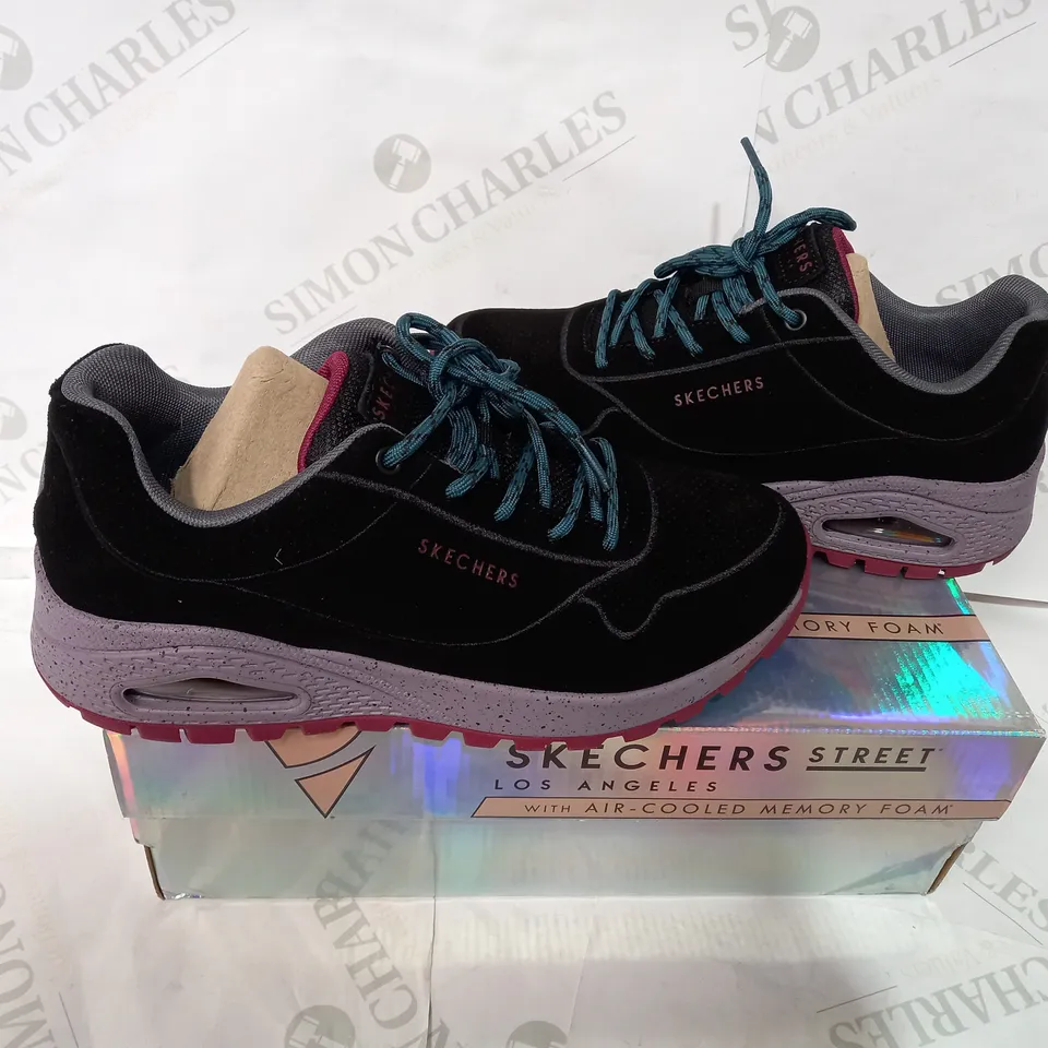 BOXED PAIR OF SKECHERS BLACK/PURPLE TRAINERS  - SIZE 5