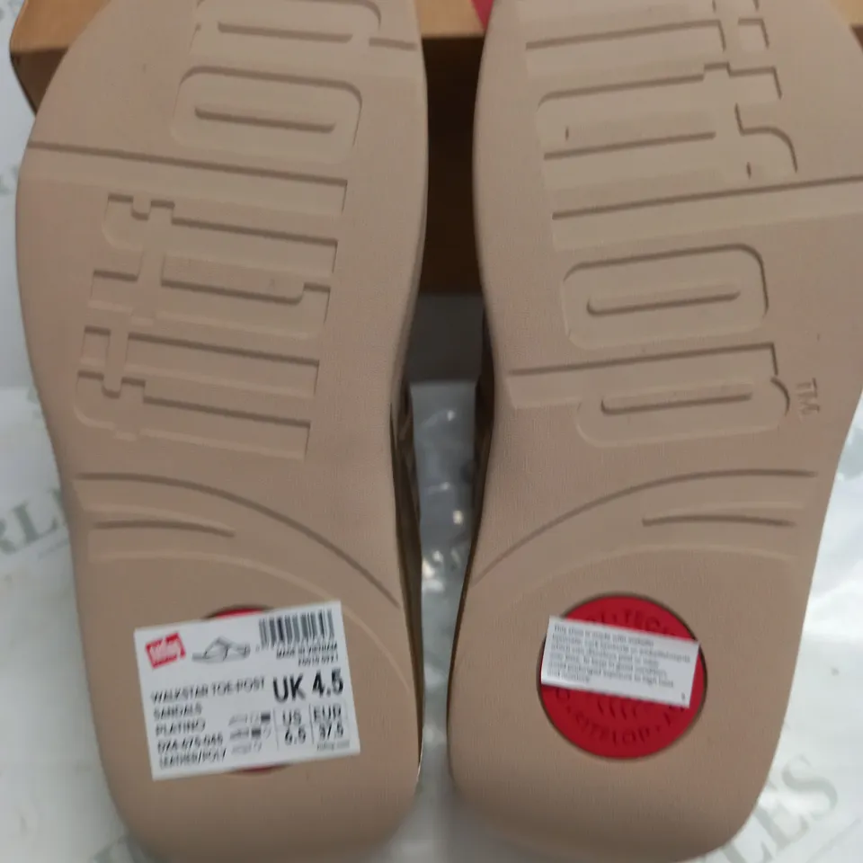 BOXED PAIR OF FITFLOP WALKSTAR TOE-POST SANDALS IN PLATINO - UK 4.5