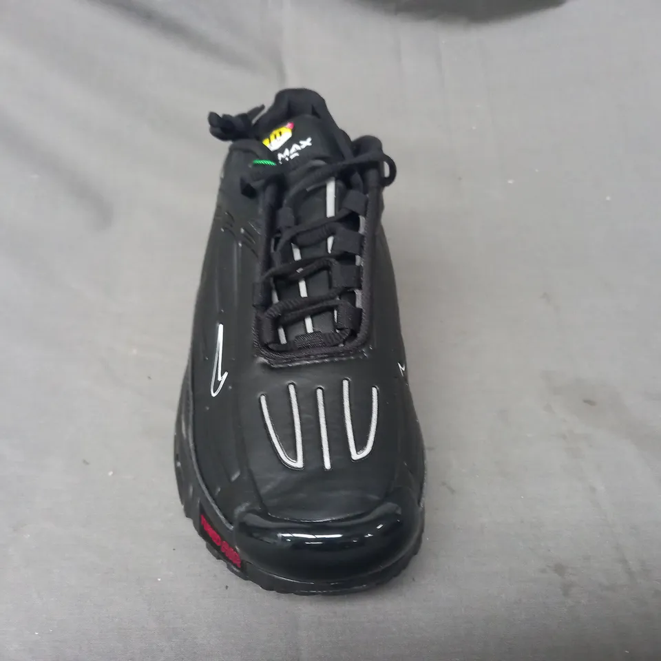 PAIR OF NIKE AIR MAX PLUS SHOES IN BLACK UK SIZE 7.5