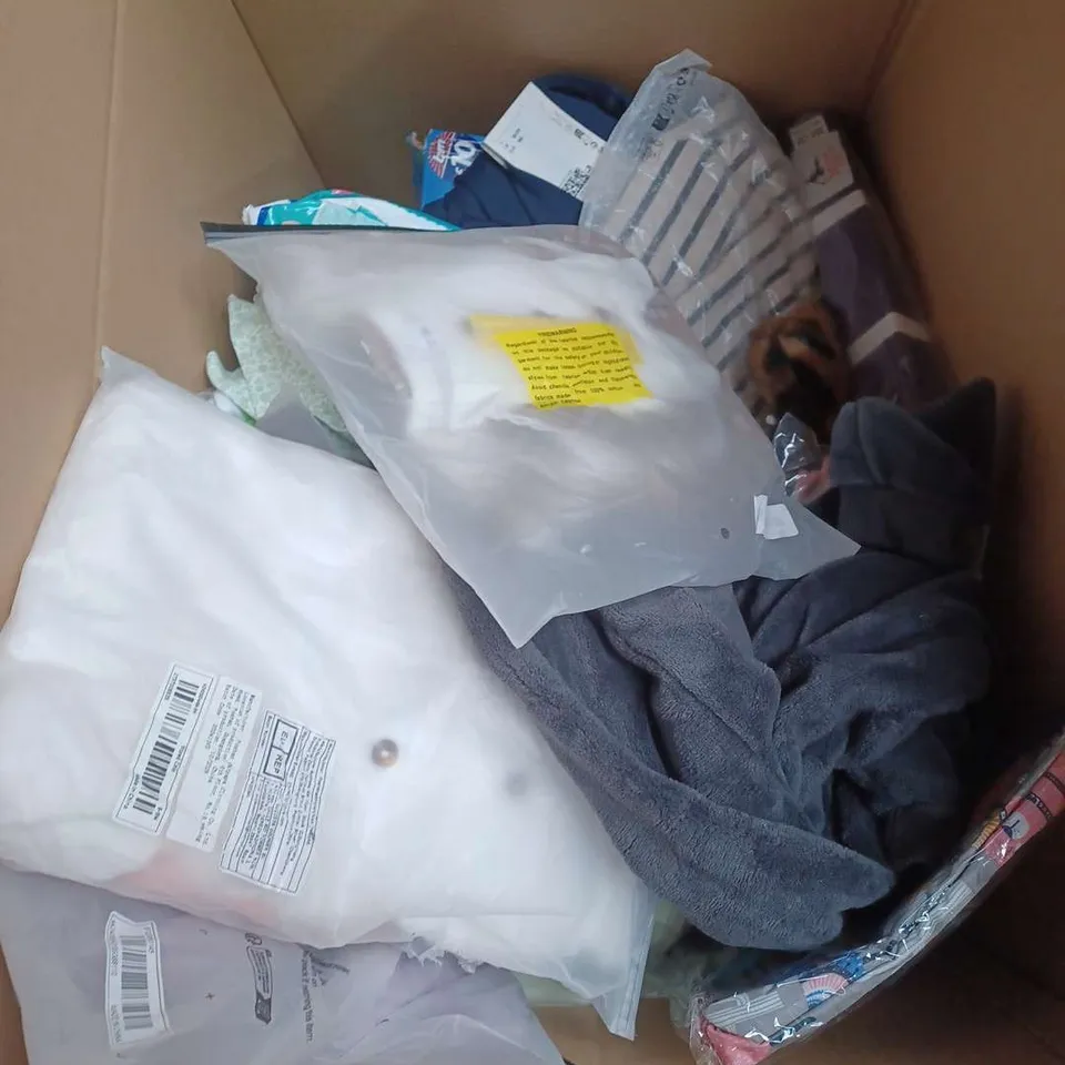 BOX OF APPROXIMATELY 30 ASSORTED KIDS CLOTHING ITEMS TO INCUDE - TOPS, COAT, PYJAMAS, ETC