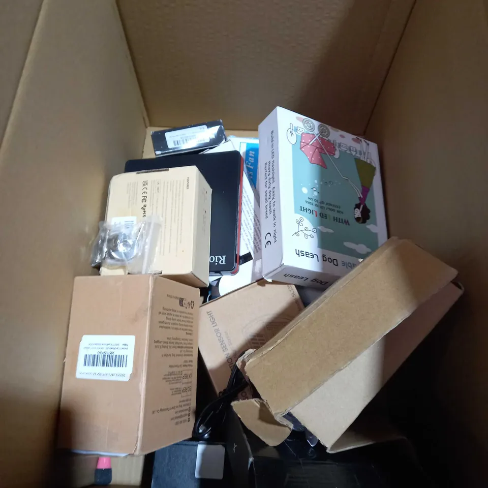 BOX OF APPROXIMATELY 10 ITEMS TO INCLUDE SPORTS FAN, MOTION SENSOR, CARBON MONOXIDE ALARM ETC