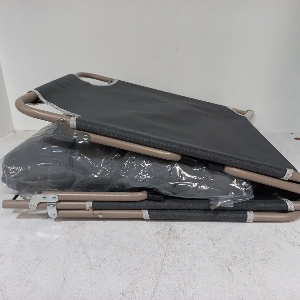FOLDING OUTDOOR CHAIR WITH GREY SEAT PAD