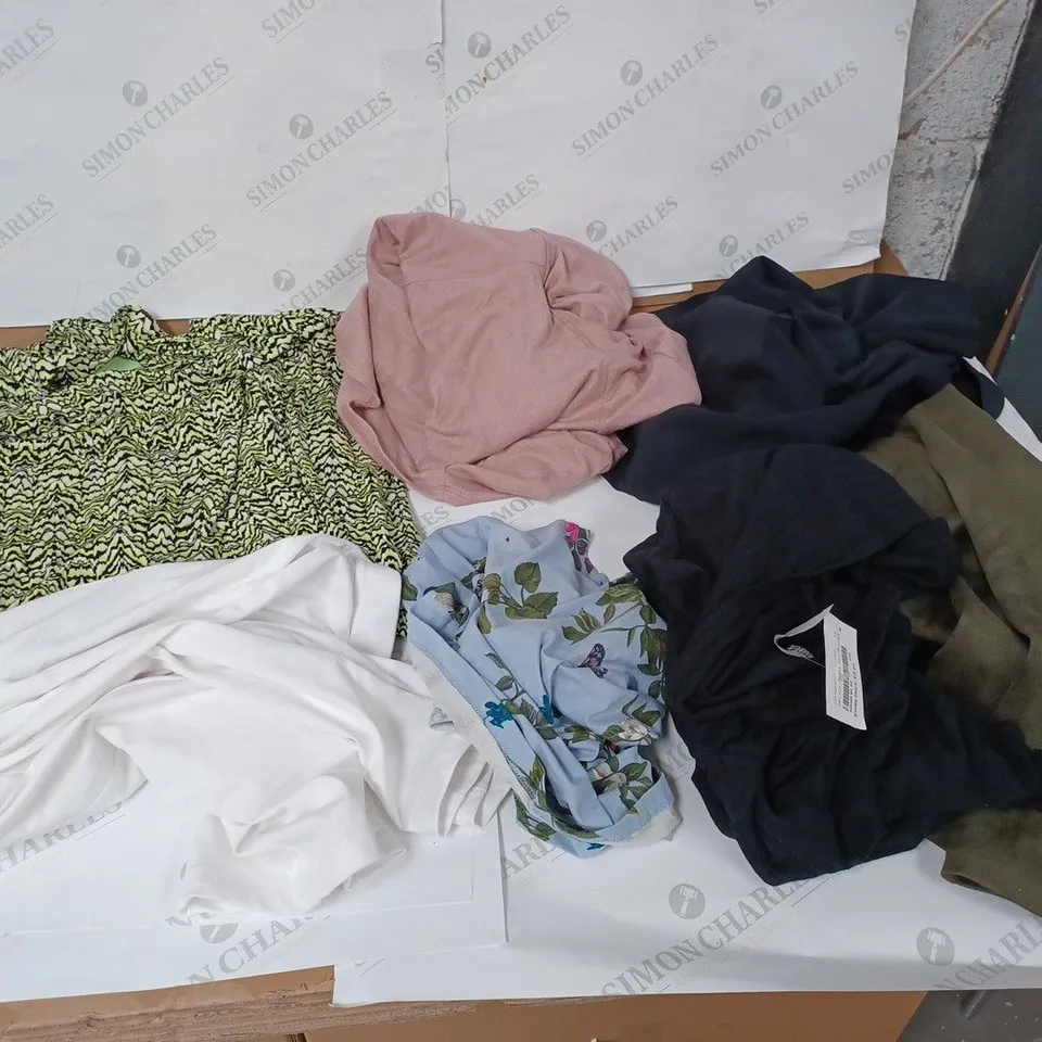 LOT OF APPROXIMATELY 20 CLOTHING PIECES OF DIFFERENT GENRES, SIZES AND COLOURS TO INCLUDE FUR TRIM KHAKI COAT, WYNE LAYERS SANDY CARDIGAN, AND PERFECTION BLUE/PINK JUMPER ETC. 