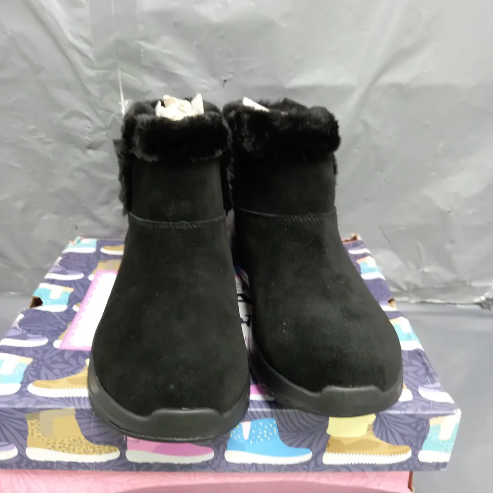 SKECHERS GO WALK SUEDE BOOTS BLACK SIZE 7